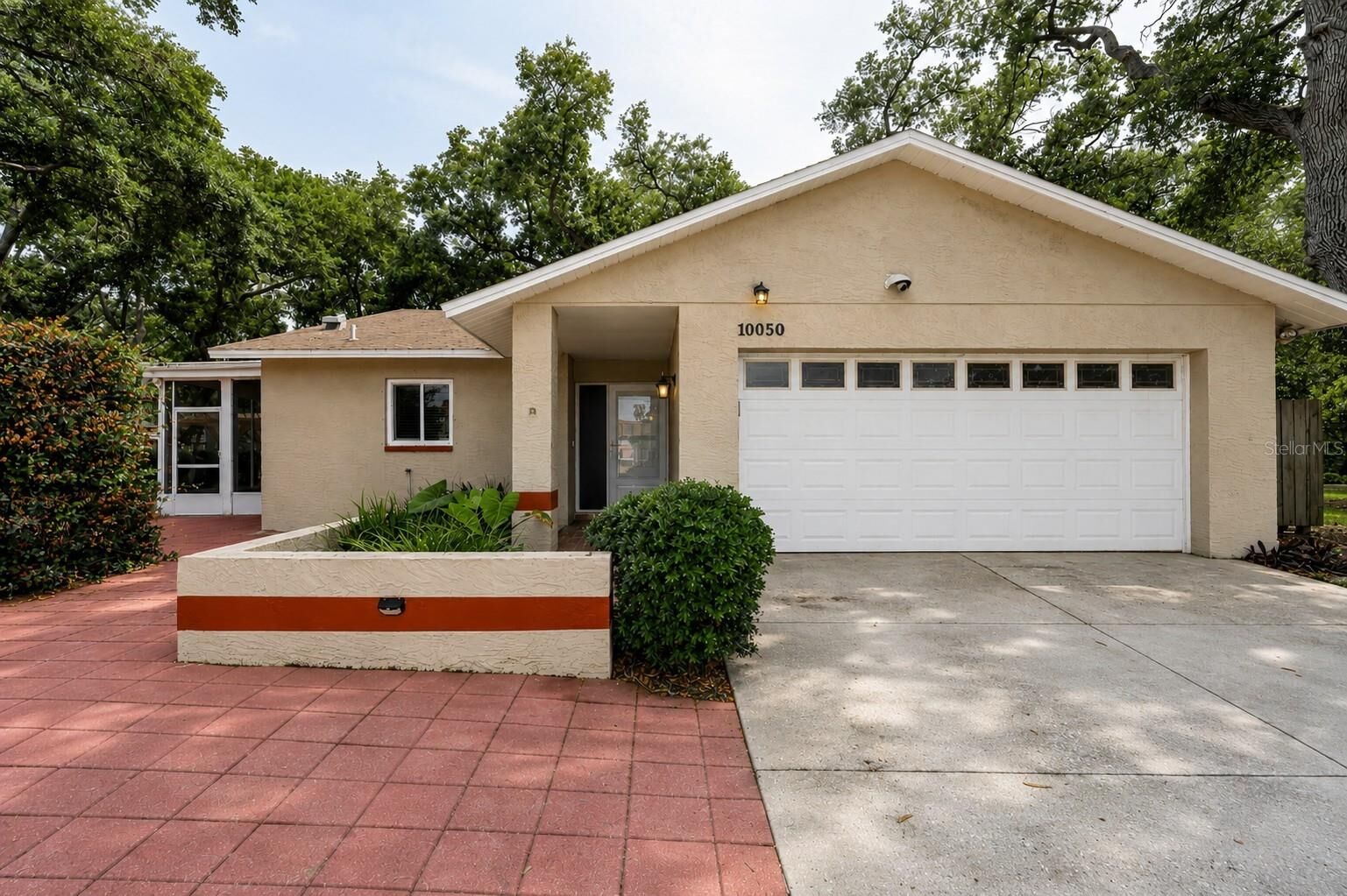 Property Photo: 10050 62nd Avenue N FL 33708