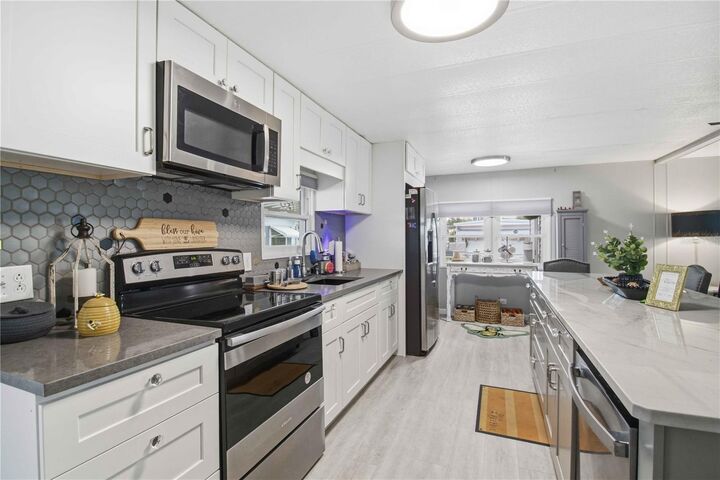 Property Photo:  5316 Chateau Lane  FL 34207 