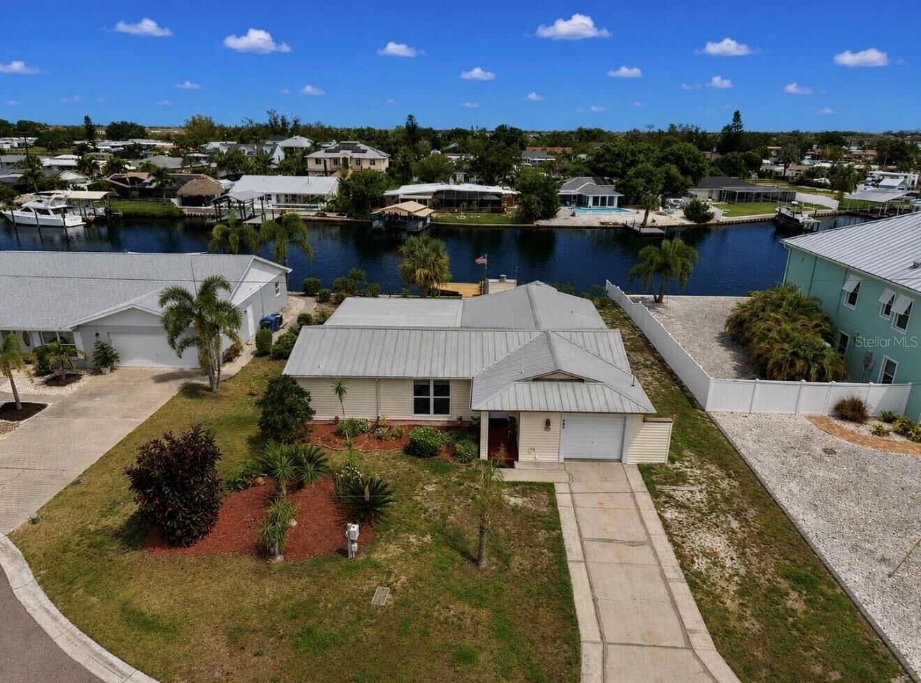 Property Photo:  803 Leisey Circle  FL 33570 