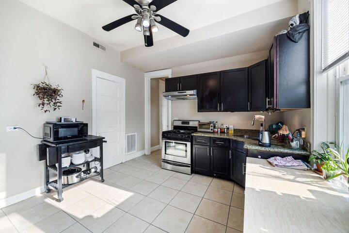Property Photo:  928 S Claremont Avenue 2F  IL 60612 