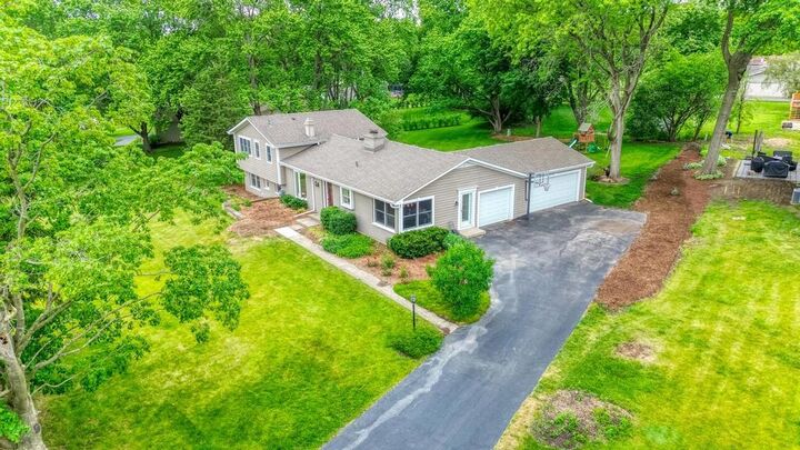 Property Photo:  325 Canterbury Lane  IL 60010 