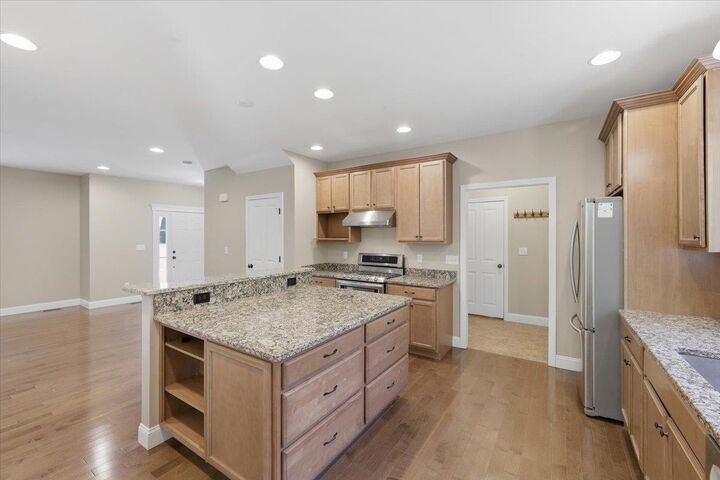 Property Photo:  18 Hawthorne Drive  NH 03032 