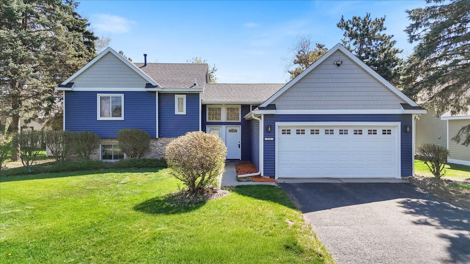 Property Photo: 512 Hyde Avenue N MN 55115