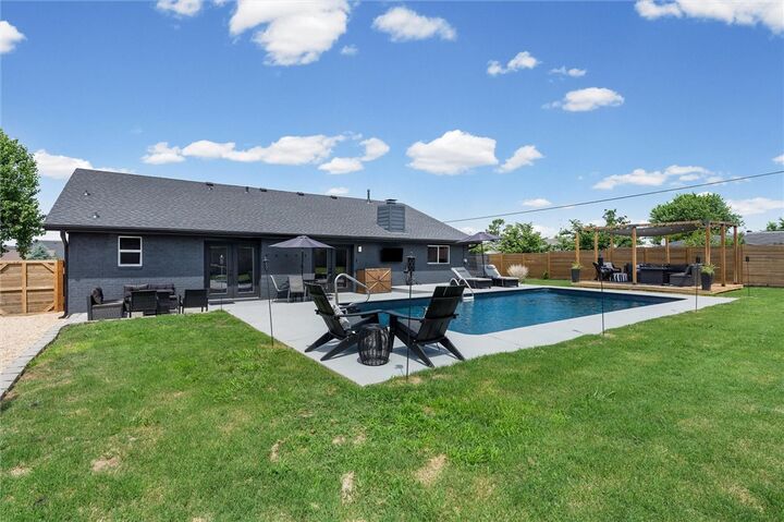 Property Photo:  1601 S 17th Street  AR 72758 