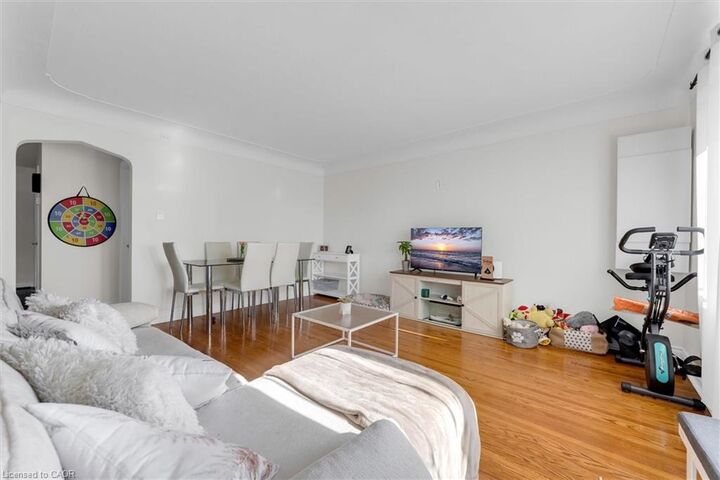 Property Photo:  406 East 43rd Street  ON L8T 3E3 