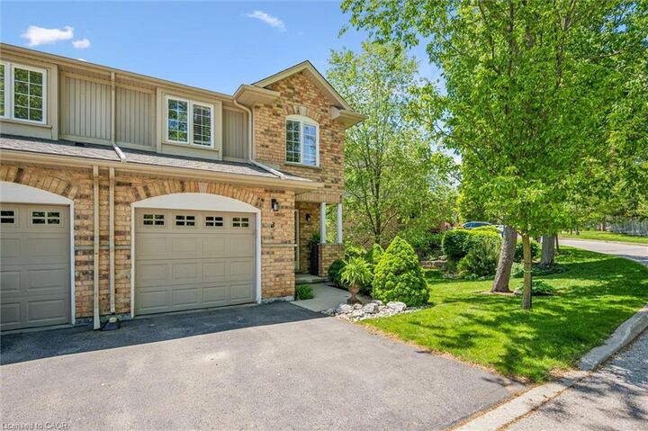Property Photo:  15 Bannister Court 3  ON N1S 4Z4 