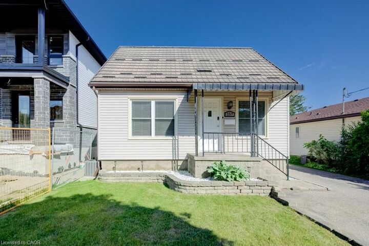 Property Photo:  157 Fifth Avenue  ON N2C 1P6 
