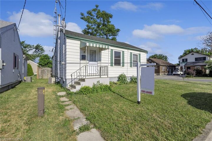 Property Photo:  27 St George Street Main  ON L2M 5P4 