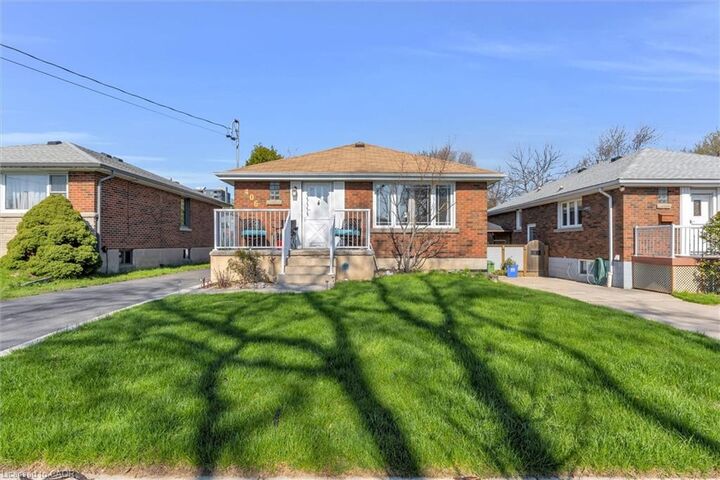 Property Photo:  406 East 43rd Street  ON L8T 3E3 