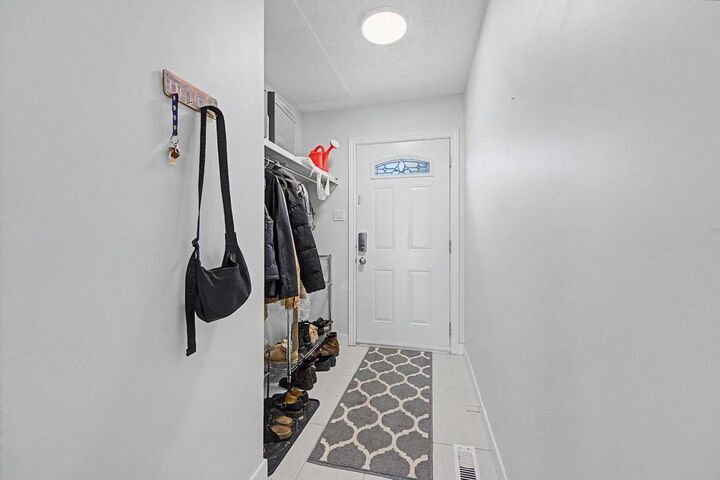 Property Photo:  4405 33 Avenue SW  AB T3E 0Y4 