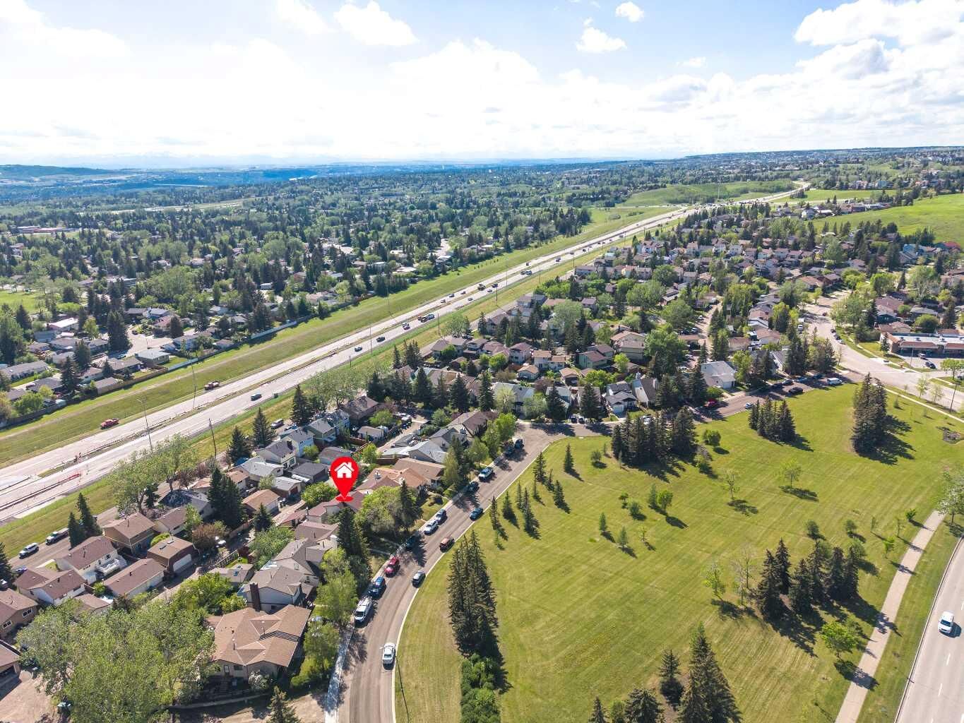 Property Photo:  200 Edgedale Way NW  AB T3A 2P9 
