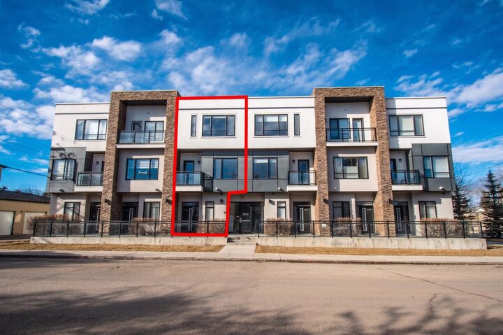 Property Photo:  15 Rosscarrock Gate SW 109  AB T3C 1E6 