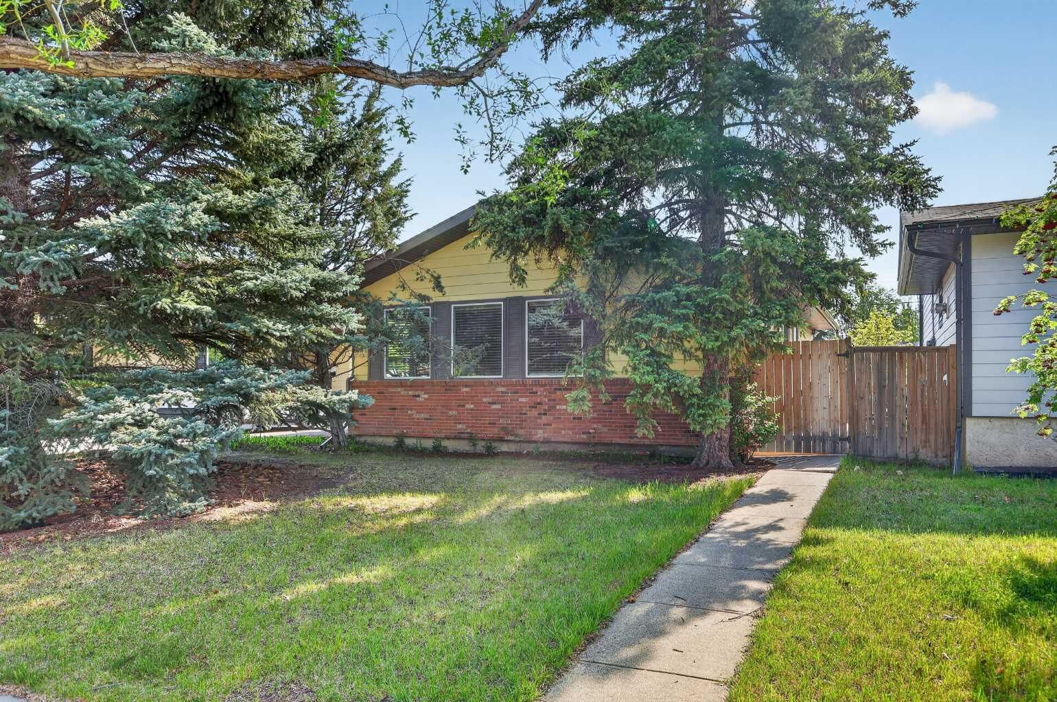 Property Photo:  10540 Oakfield Drive SW  AB T2W 2A9 