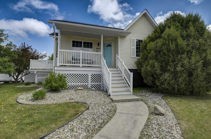 Property Photo: 1625 15A Street AB T0M 0W0