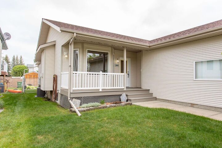 Property Photo: 189 Lampard Crescent AB T4R 2W6