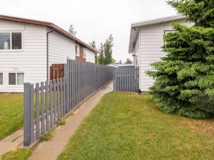 Property Photo:  269 Laval Boulevard W 3  AB T1K 4E2 