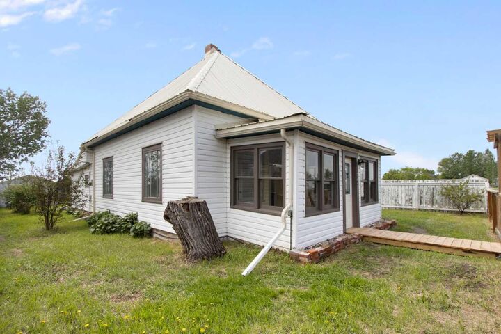 Property Photo:  113 2 Avenue  AB T0J 0S0 