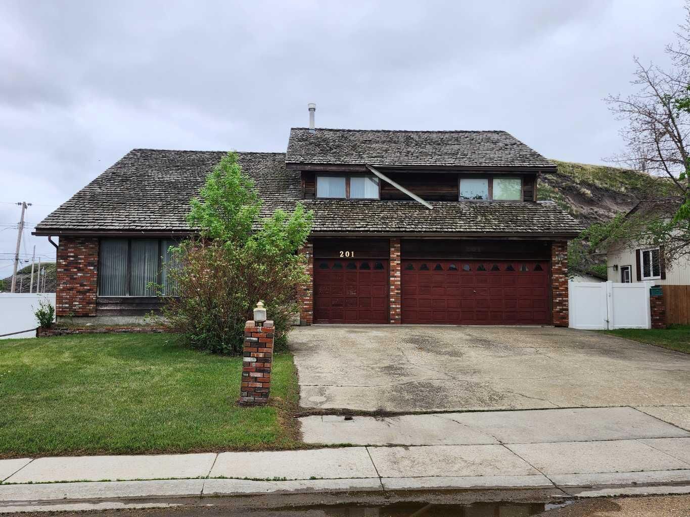 Property Photo:  201 Huntington Park  AB T0J 0Y6 
