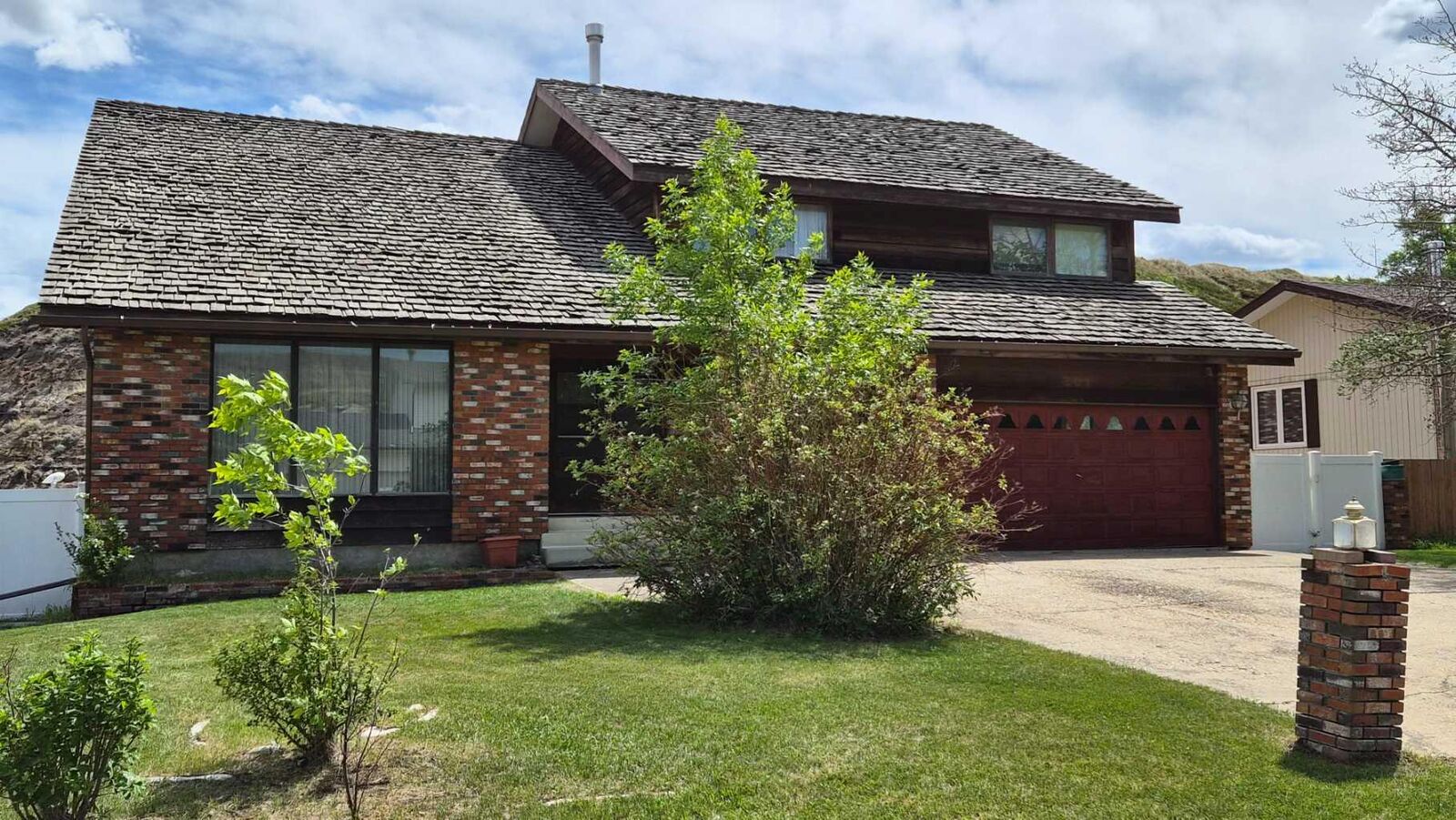 Property Photo:  201 Huntington Park  AB T0J 0Y6 