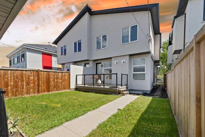 Property Photo:  2807 36 Street SW  AB T3E 2Z9 