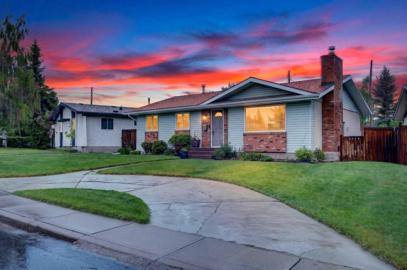 Property Photo:  10640 Oakmoor Way SW  AB T2W 2H8 