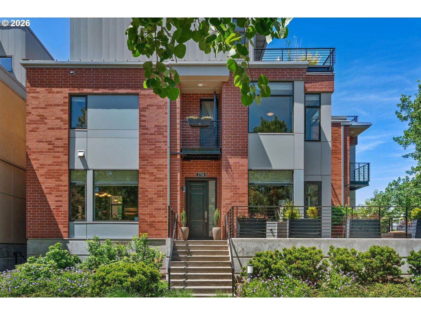 Property Photo:  1710 NW Riverscape St  OR 97209 
