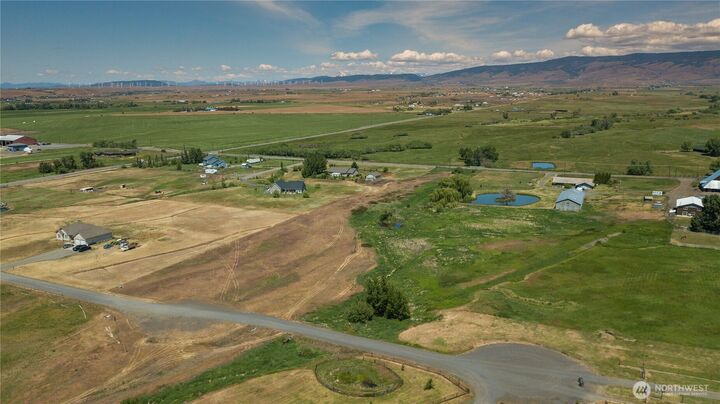 Property Photo:  4 X  Freedom Lane  WA 98926 
