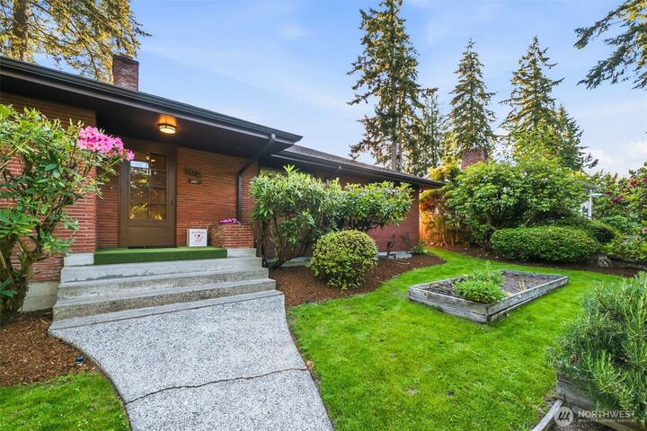 Property Photo:  802  San Juan Avenue  WA 98466 