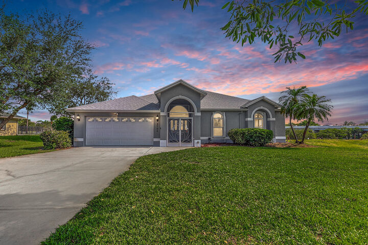 Property Photo:  2704 SE Eagle Drive  FL 34984 