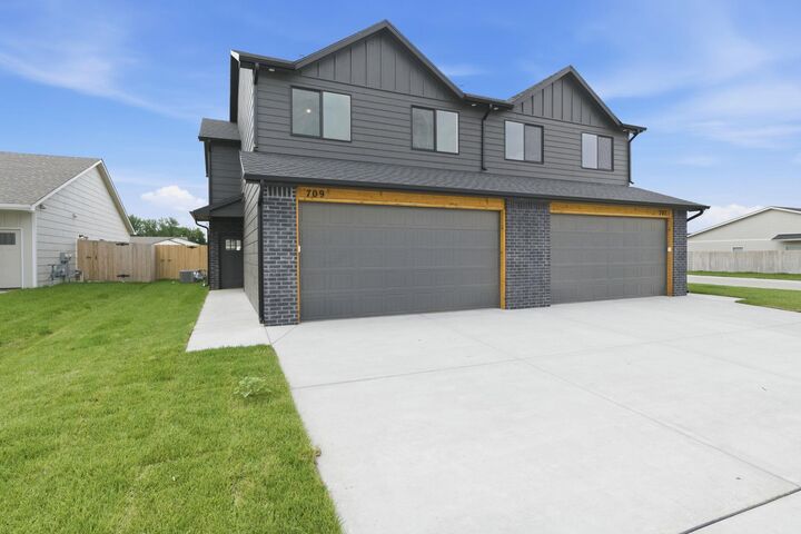 Property Photo:  707 E Briarbrook Ln  KS 67147-1122 