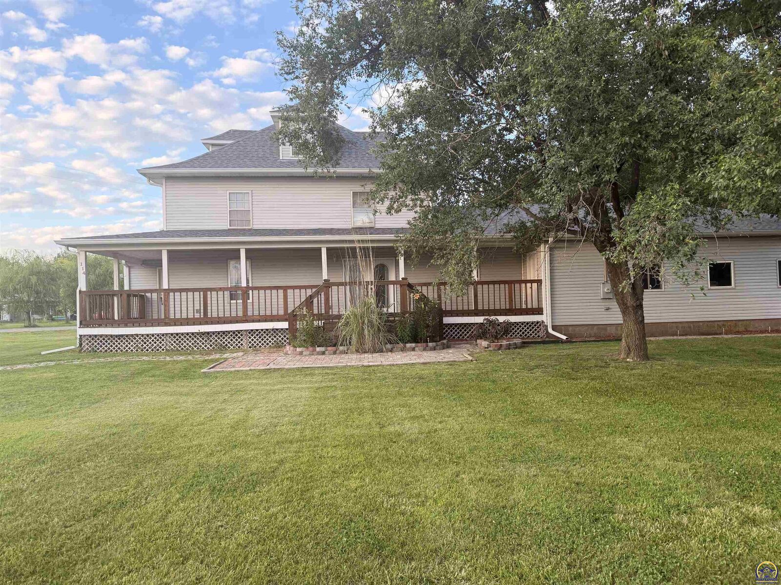 Property Photo:  114 S Walnut St  KS 66864 
