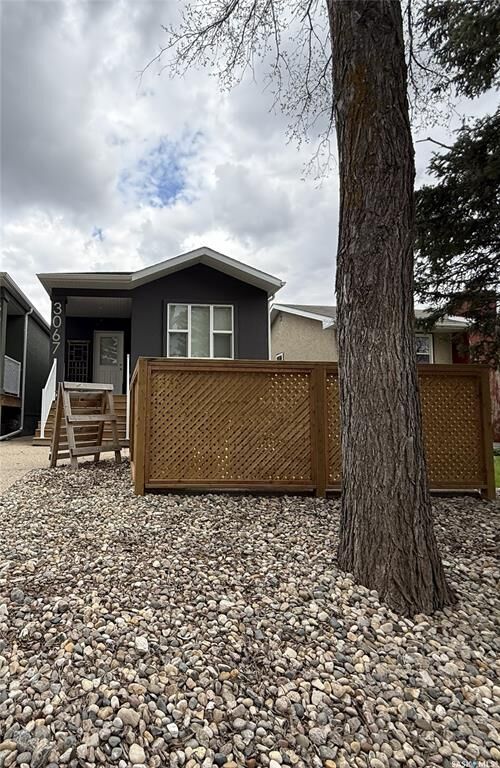 3067 Elphinstone Street — photo 1