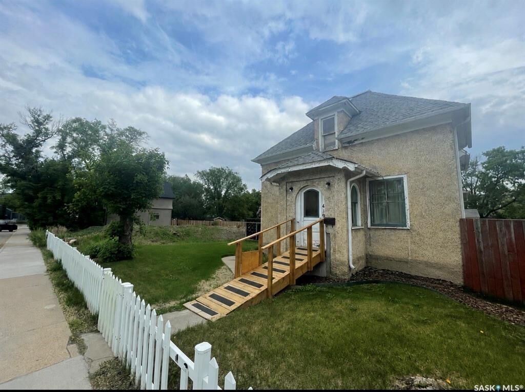 Property Photo:  419 18th Street W  SK S7L 1E4 