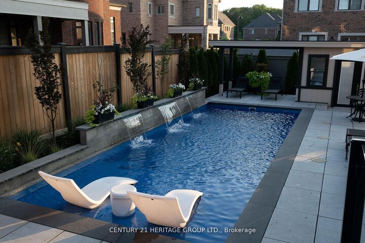 Photo de la propriété: 43 Sir Henry Court ON L7B 0P5