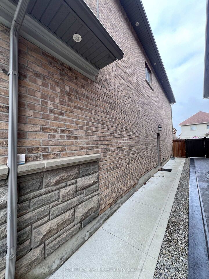 Property Photo: 8 Arda Crescent ON L6P 4G2