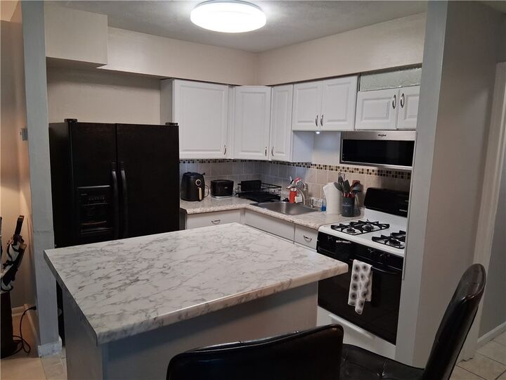 Property Photo:  701 College Park Dr 2  PA 15108 