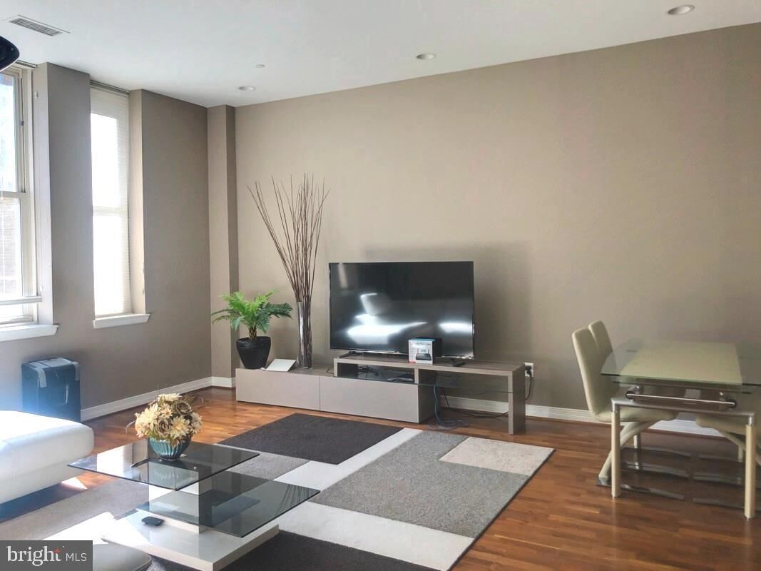 Property Photo:  1600 Arch Street 18 1910  PA 19103 