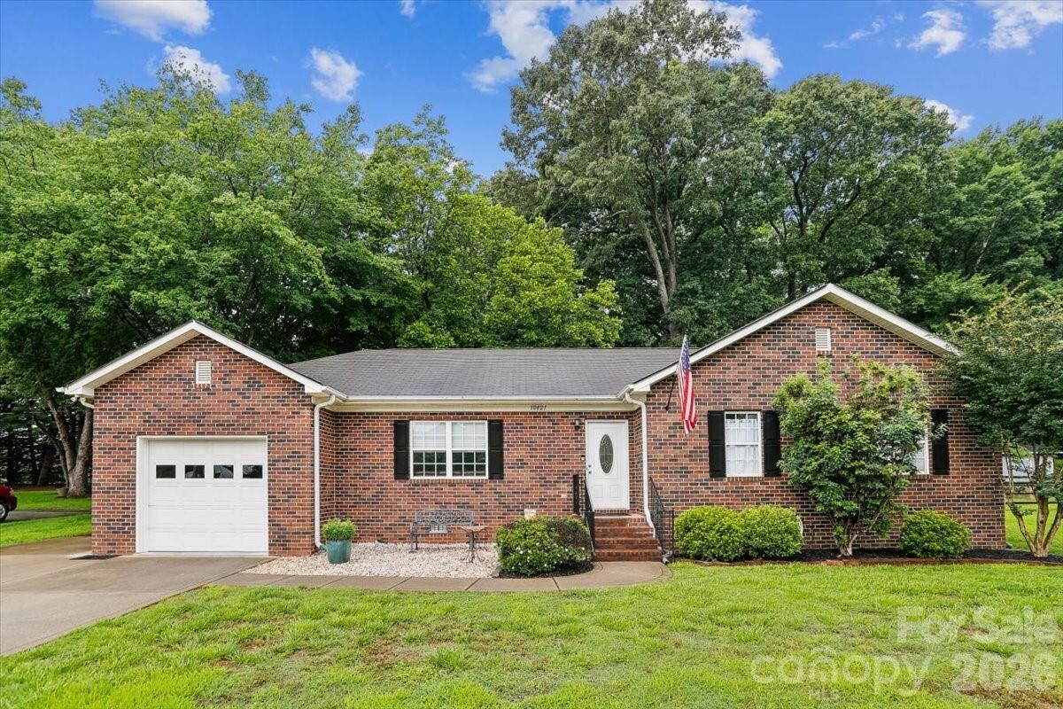 Property Photo: 10821 S Hampton Drive NC 28227