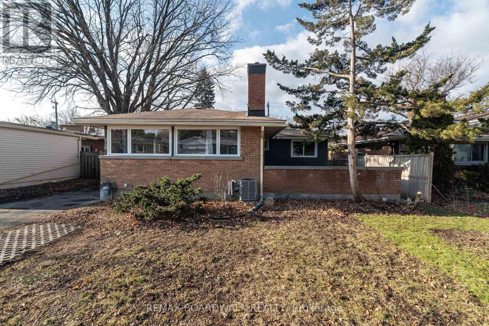 Property Photo:  948 Parkhurst Boulevard B  ON K2A 3M9 