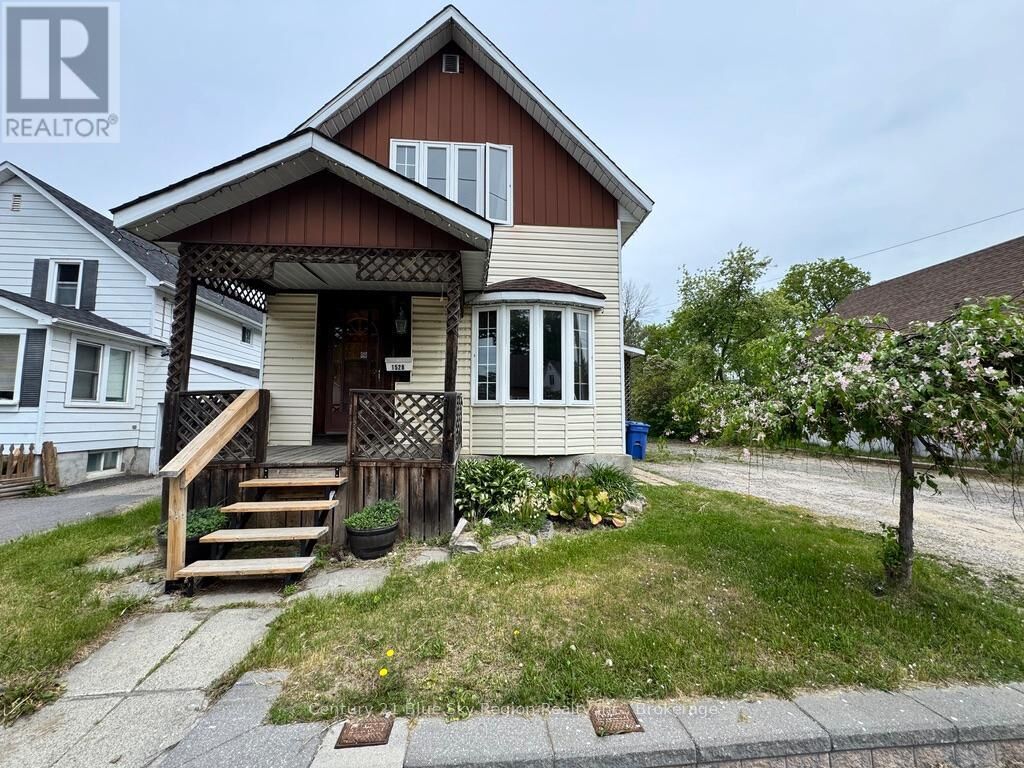 Property Photo: 1528 Cassells Street ON P1B 4C4