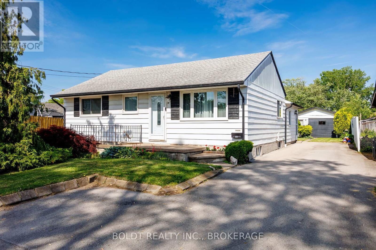 Property Photo:  41 Ferndale Avenue  ON L2P 1V9 