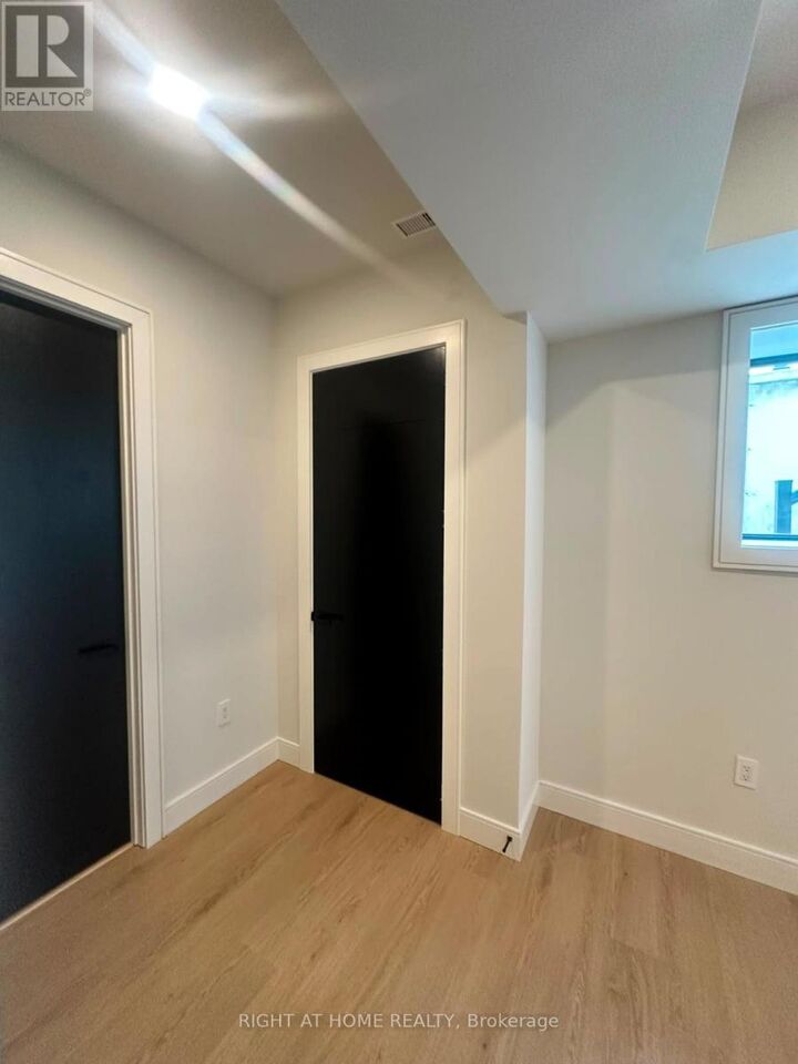 Property Photo:  855 Tenth Street  ON L5E 1S7 