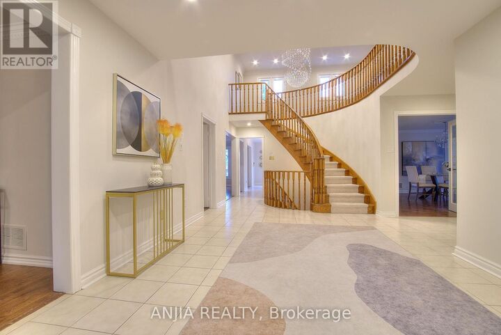 Property Photo:  22 Chiltern Hill  ON L4B 3B8 