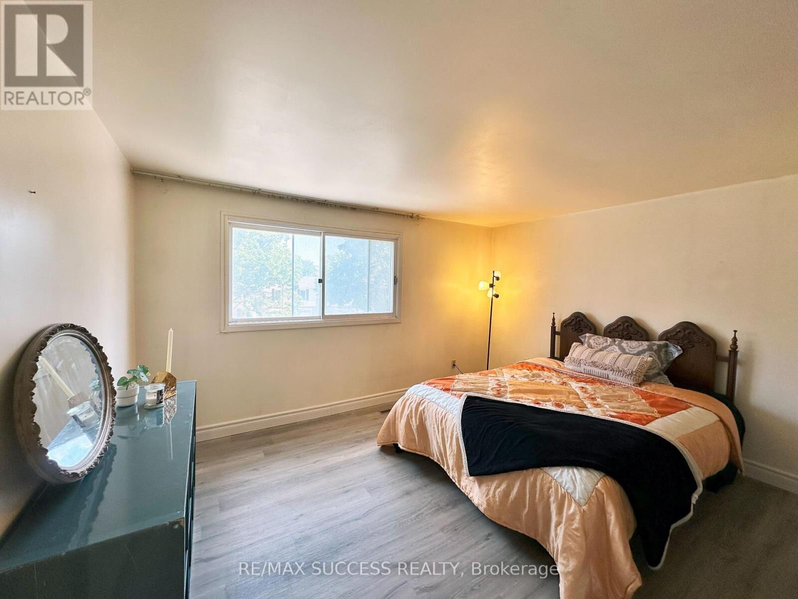 Property Photo: 571 Minette Circle ON L5A 3B9
