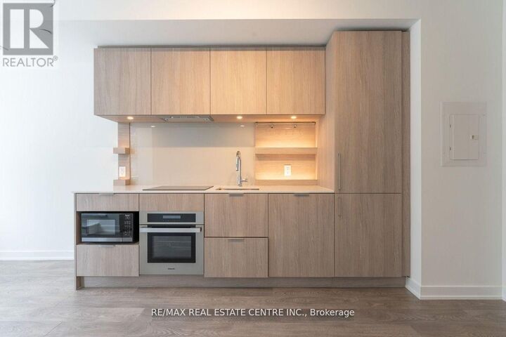 Property Photo:  28 Ann Street 616  ON L5G 3G1 