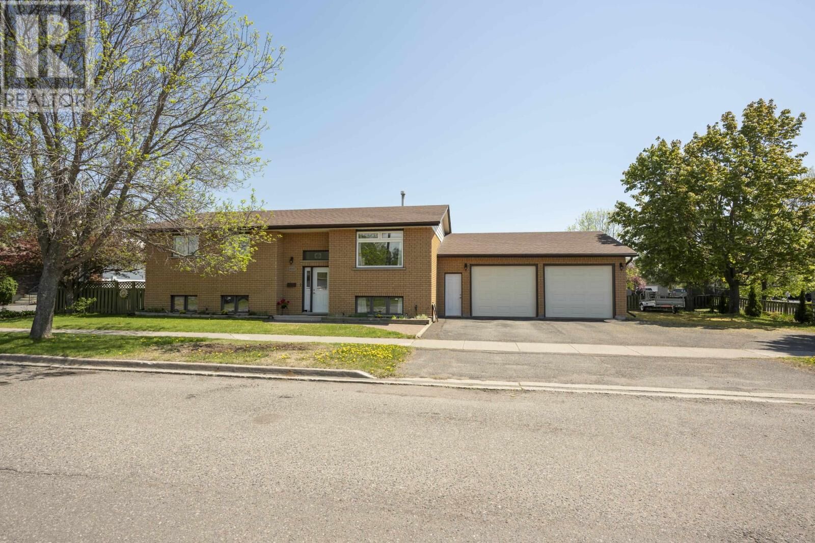 Property Photo: 400 Randall Ct ON P7G 1A1
