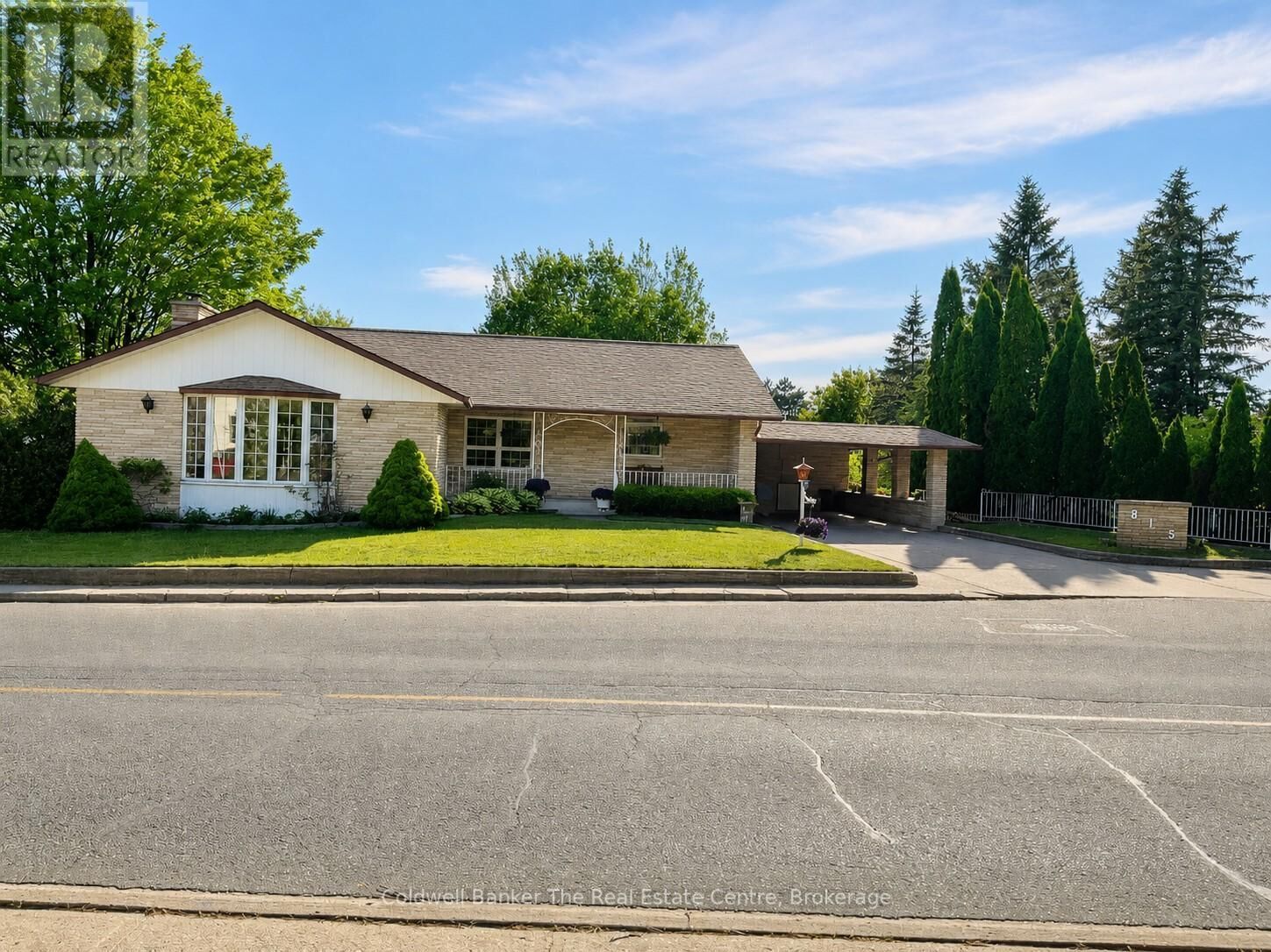 Property Photo: 815 Muskoka Road North ON P1P 1C2