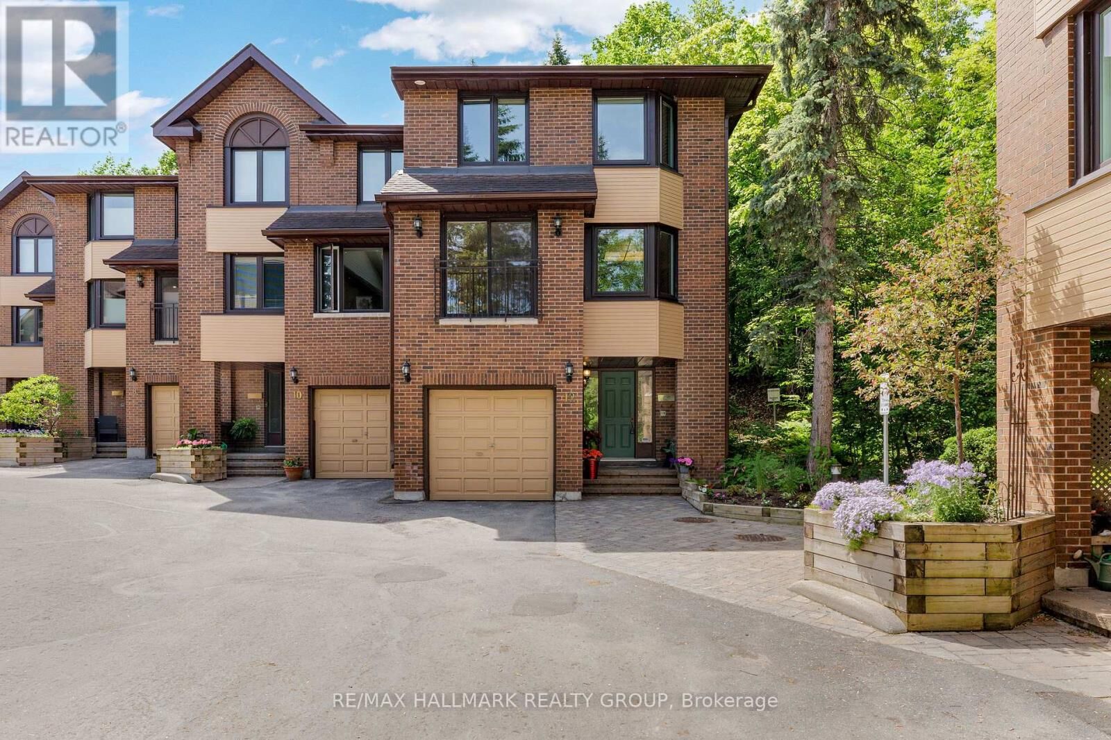 Property Photo: 12 Summershade Private 40 ON K1Y 4R2