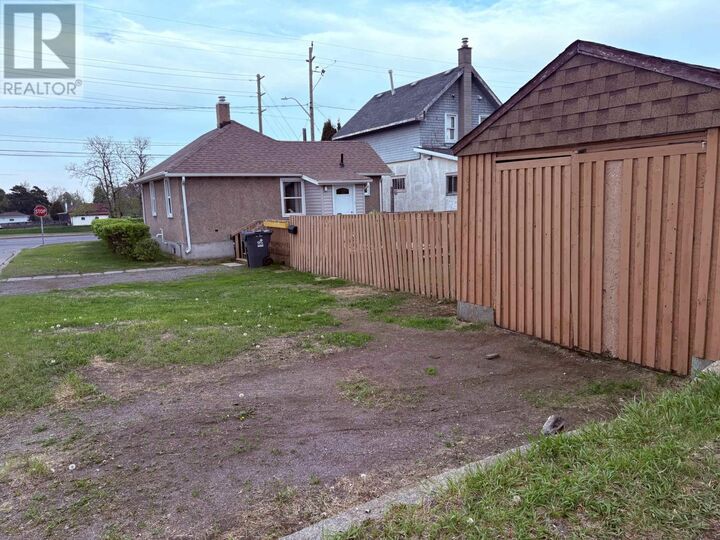 Property Photo:  58 Balsam St  ON P7A 5M9 