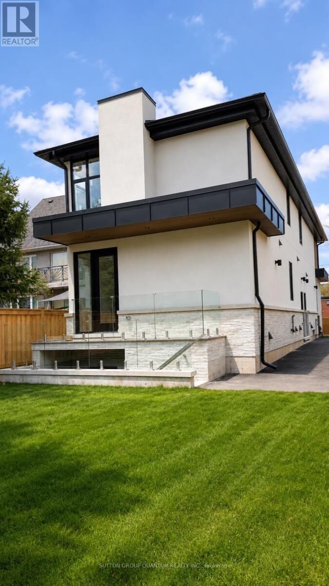 Property Photo:  43 Elmwood Avenue North #4  ON L5G 3K1 